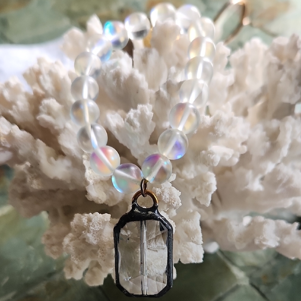 Elegant Iridescent Beaded Bracelet
